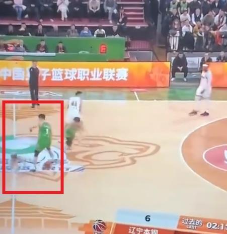 什么情况？辽粤大战争议画面曝光 徐杰被撞倒 技术台人员竟鼓掌